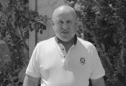 Цинічна тактика повторних ударів російської армії продовжує забирати життя тих, хто першим приходить на допомогу. 23 серпня під час ліквідації наслідків ворожого обстрілу села Лужок Малоданилівської громади трагічно загинув водій Дергачівського відділення екстреної медичної допомоги Вадим Рижиков. Бригада медиків оперативно прибула на місце атаки для порятунку постраждалих, коли окупанти завдали другого прицільного удару.
