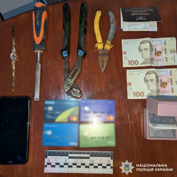 Світлина: Поліція Харківської області, фейсбук Обікрав будинок на Сахновщині: поліцейські встановили зловмисника та повернули викрадене майно на порталі Gromada Group