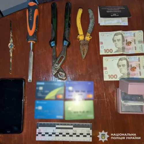 Обікрав будинок на Сахновщині: поліцейські встановили зловмисника та повернули викрадене майно на порталі Gromada Group