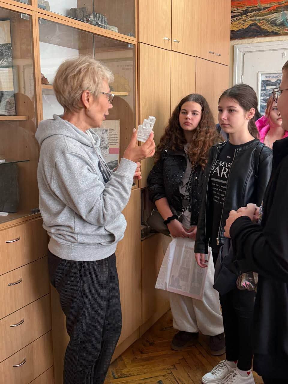 Мінерали, палеонтологічні знахідки й артефакти доби Козаччини: що діти з Липецької громади побачили на екскурсії - фото 4