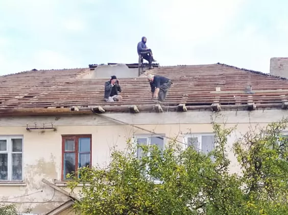 Фото Олени Удовікіної Багато років мешканці 8-квартирного двоповерхового житлового будинку № 6 по вул. Б. Хмельницького в Есхарі вели активну епістолярну переписку з чиновниками, вимагаючи прибрати з їхнього власного даху важку громіздку надбудову, яка раніше слугувала своєрідним протипожежним спостережним пунктом та становила реальну загрозу для життя мешканців.