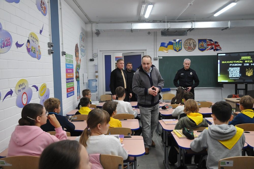Щоб діти не потрапили в тенета бандитів й шпигунів із Інтернета - фото 1