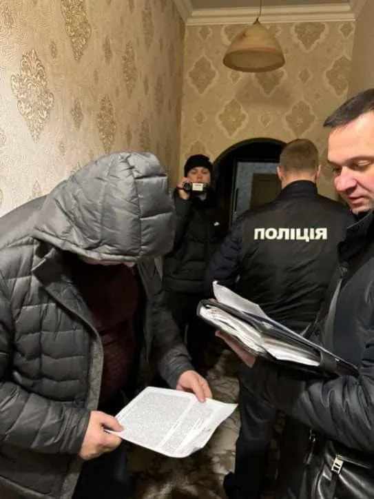 Джерело: Нацполіція Харківщини На Харківщині викрили змову ТЦК та ВЛК: проводили махінації з "ухилянтами" і зарплатами на порталі Gromada Group