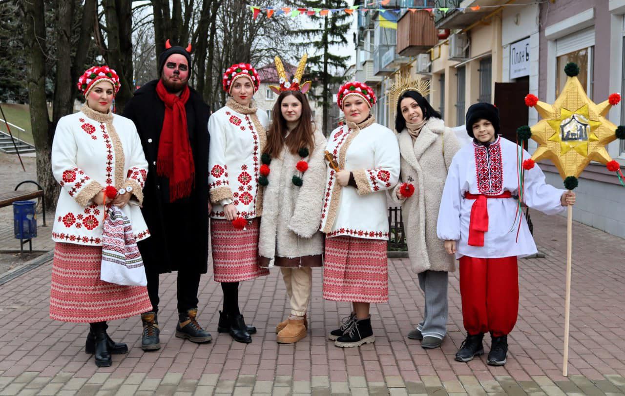 Фото: Донецька селищна рада (facebook) Як колядували для ЗСУ у Донці і Андріївці на порталі Gromada Group