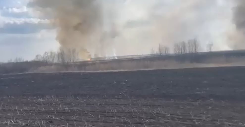 Фото: скрін відео У Сахновщинській громаді горіли луки: причетного до підпалу виявили на порталі Gromada Group