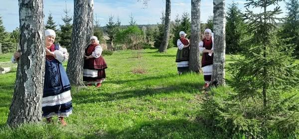 Світлини з архіву ансамля “Берегиня” Друге життя дає автентичній українській пісні “Берегиня” з Нововодолажчини на порталі Gromada Group