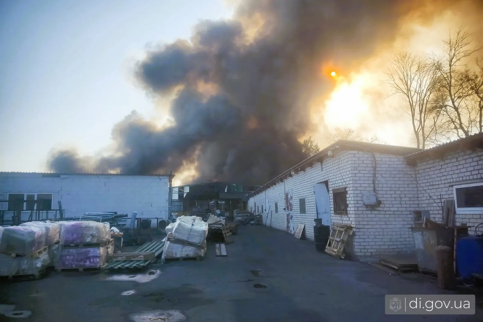 Удари прийшлися 26 квітня о сьомій ранку по території двох цивільних підприємств, які спеціалізуються на виготовленні товарів легкої промисловості.