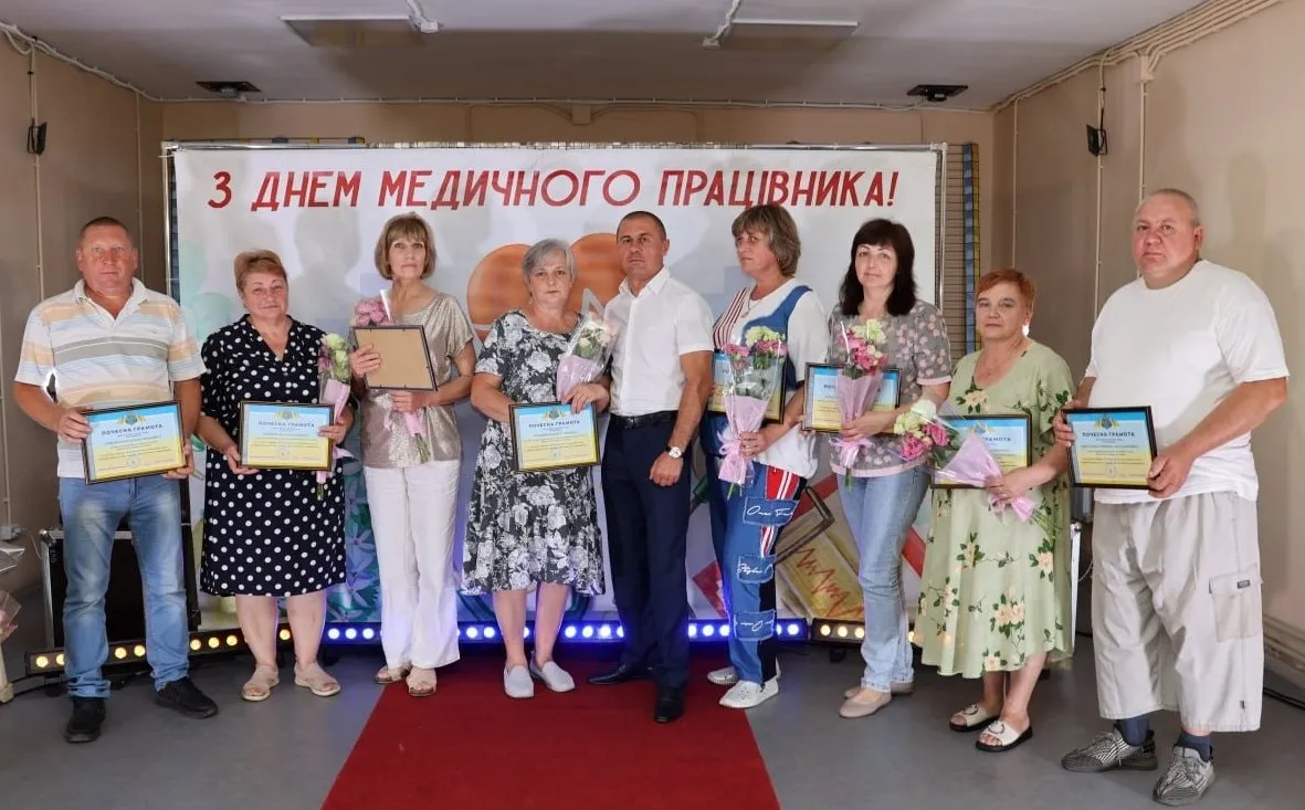 Керівник громади Вячеслав Задоренко привітав зі святом і  подякував медпрацівникам за щоденну віддану працю і нагородив їх подяками Дергачівської міської військової адміністрації.