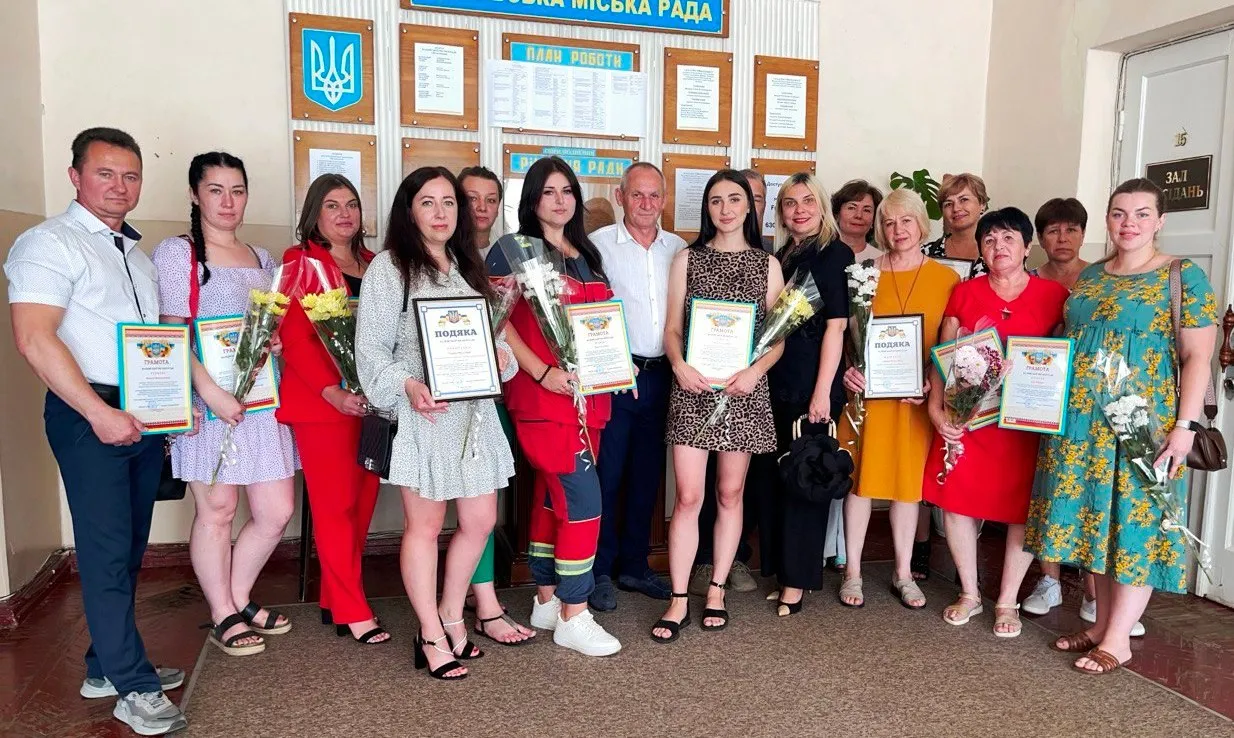Фото Валківської міської ради З нагоди Дня медичного працівника, який в Україні відзначається 27 липня, міський голова Валерій Скрипніченко привітав представників медичної галузі Валківської громади з професійним святом.