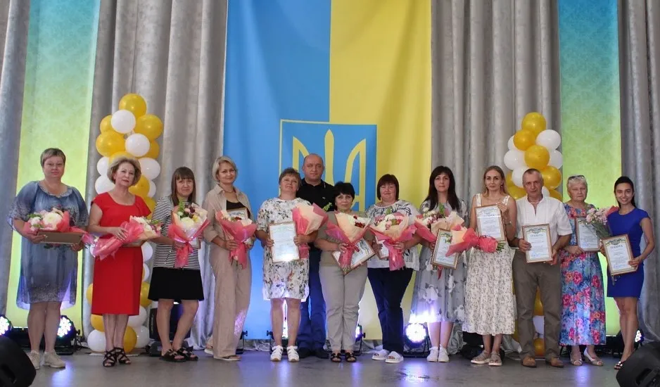 Фото Солоницівської селищної ради З нагоди Дня медичного працівника Солоницівський селищний голова Андрій ЛИТВИНОВ привітав колектив КНП «Медичний центр «Здоровʼя+» Солоницівської селищної ради» з професійним святом.