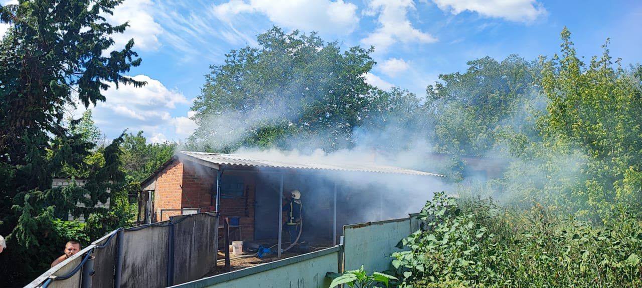 Світлини: Харківське районне управління ГУ ДСНС України у Харківській області У Новій Водолазі горіла господарча споруда на порталі Gromada Group