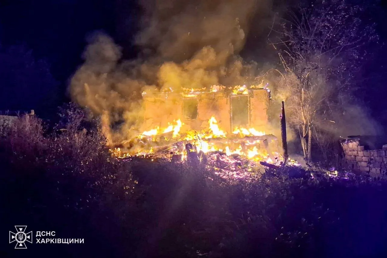 Фото: ДСНС Харківщини Рятувальники повідомили подробиці удару по Змієву: російська атака спричинила пожежу у двох приватних будинках на порталі Gromada Group