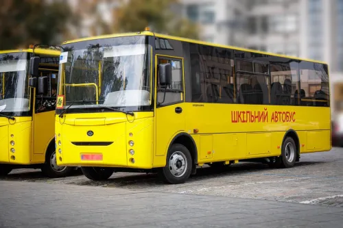Начальник Харківської обласної військової адміністрації Олег Синєгубов разом із народними депутатами України Марією Мезенцевою-Федоренко та Євгеном Пивоваровим передали 8 шкільних автобусів марки «Богдан» до закладів освіти у Ізюмському й Богодухівському районах.