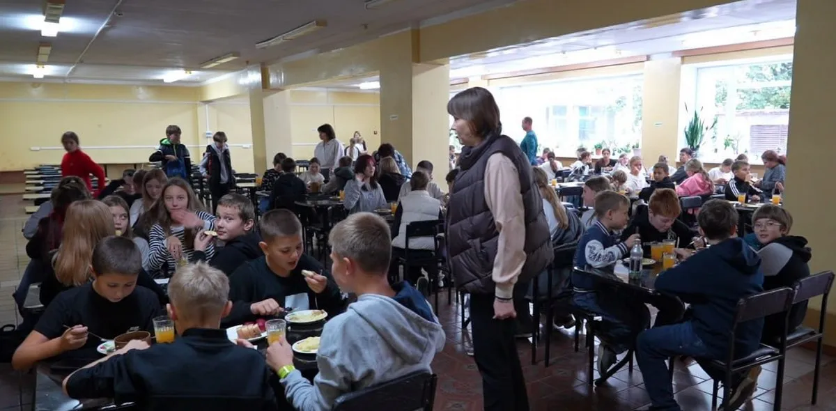 «Впроваджуємо сучасну систему шкільного харчування на Харківщині», – Олег Синєгубов За сприяння Харківської обласної військової адміністрації у закладах освіти Валківської громади, де учні навчаються в очному та змішаному форматах, триває впровадження реформи шкільного харчування.