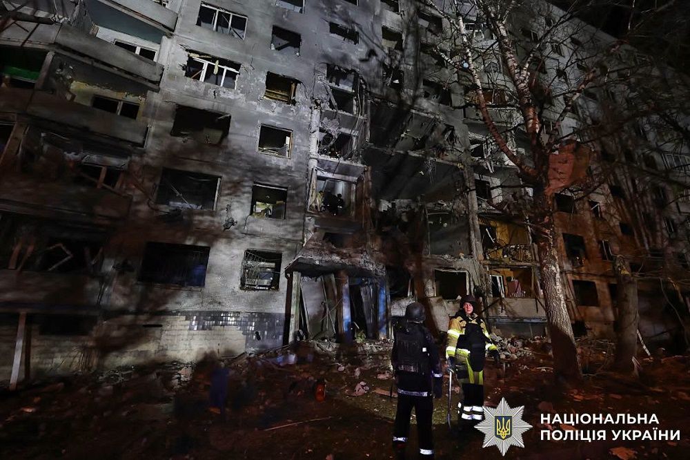 Минулої доби ворог обстріляв житлову 9-поверхівку та багато інших будинків, є жертві та постраждалі - фото 2