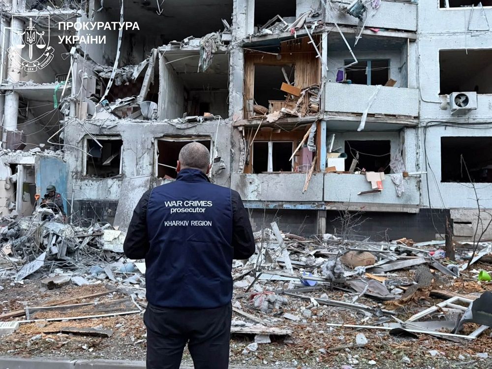 Минулої доби ворог обстріляв житлову 9-поверхівку та багато інших будинків, є жертві та постраждалі - фото 3