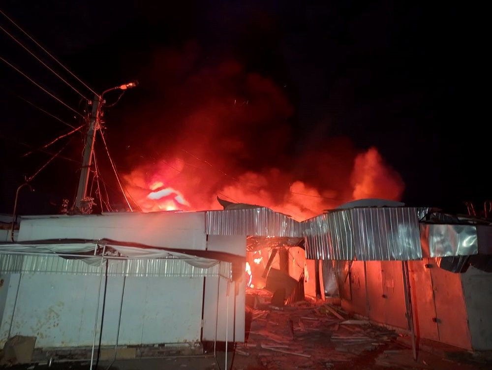 Минулої доби ворог обстріляв житлову 9-поверхівку та багато інших будинків, є жертві та постраждалі - фото 5