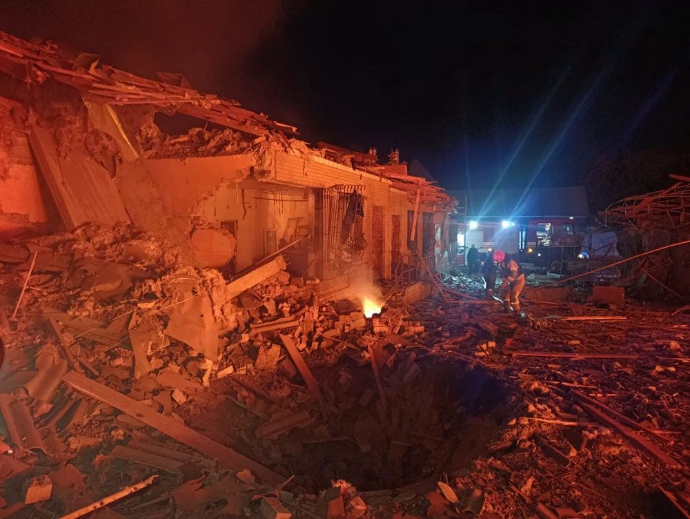Минулої доби ворог обстріляв житлову 9-поверхівку та багато інших будинків, є жертві та постраждалі - фото 6