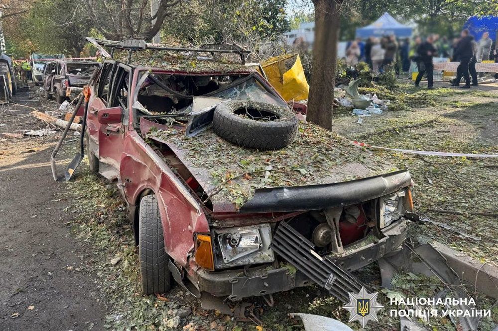 Минулої доби ворог обстріляв житлову 9-поверхівку та багато інших будинків, є жертві та постраждалі - фото 9