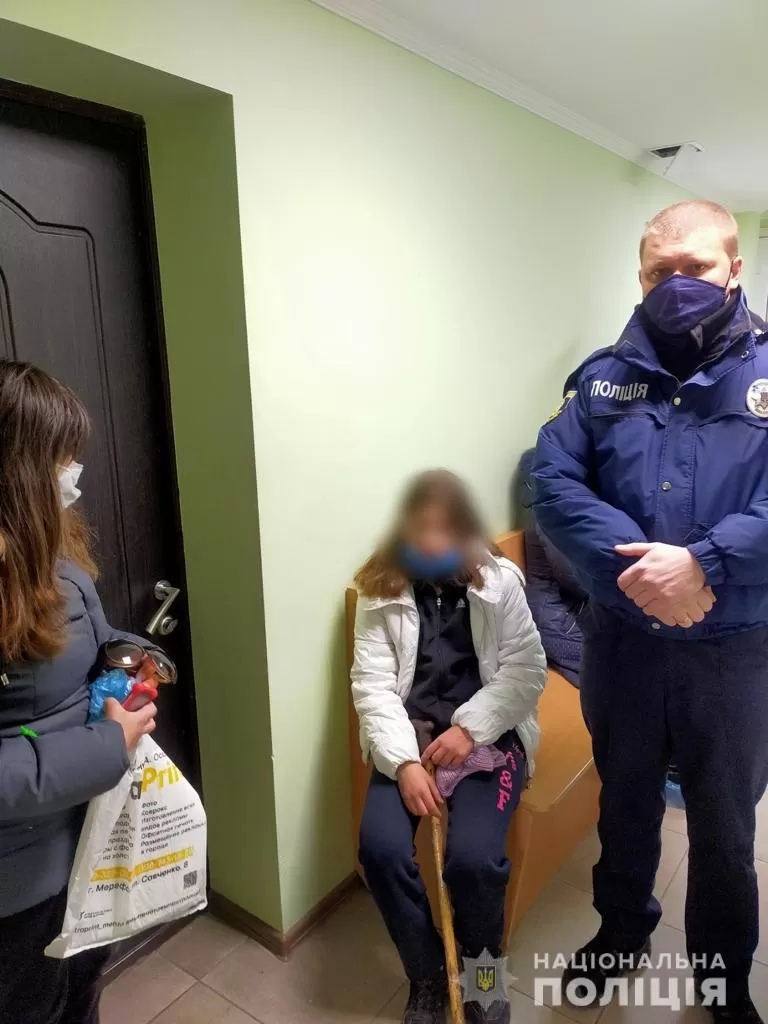 Правоохоронці доставили неповнолітню до Мереф’янської центральної районної лікарні для надання кваліфікованої медичної допомоги. Стан її здоров’я задовільний.