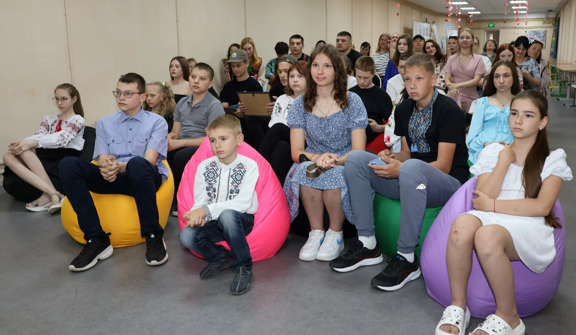Керівник громади Вячеслав Задоренко нагородив 28 травня 2025 року талановитих дітей громади грошовими сертифікатами та подяками Дергачівської міської ради.
