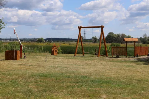 Гойдалки на міському пляжі у Змієві відновили після дій вандалів на порталі Gromada Group
