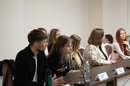 Молодь Зміївської громади взяла участь у зустрічі з Міністром молоді та спорту України на порталі Gromada Group