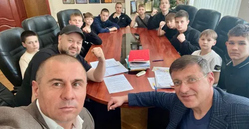 Начальник Дергачівської міської військової адміністрації Вячеслав Задоренко з робочим візитом відвідав Броварську громаду – надійних партнерів та друзів Дергачівщини. У цей час на Броварщині перебували й наші юні спортсмени – боксери дергачівського клубу «Браття» разом із тренером Дмитром Грінченком, які завершували тижневий візит до Броварів.