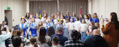У Дергачівській громаді відбувся захід, організований Управлінням освіти та культури Дергачівської міської ради. Юні артисти подарували глядачам яскраві вокальні номери та інструментальні виступи, продемонструвавши, що українська культура залишається не лише незламною, а й чудовою.