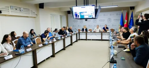 Про це йшлося під час чергового засідання платформи «Діалог влади та бізнесу». У зустрічі взяли участь керівники провідних підприємств, представники громадськості, Головного управління Пенсійного фонду України в Харківській області, ГУ Державної податкової служби, Північно-Східного міжрегіонального управління Держпраці, Харківського обласного центру зайнятості.