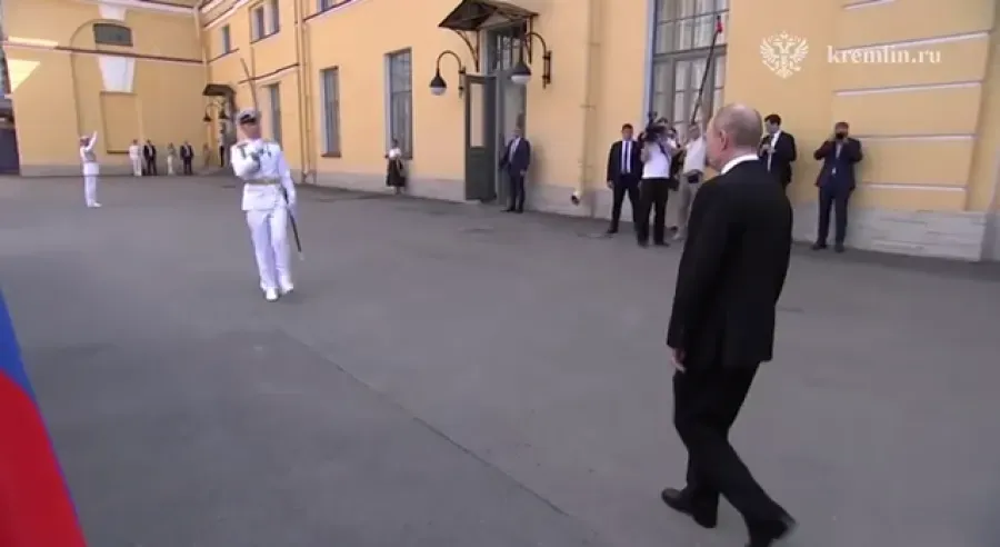 Жалюгідний путін приймав парад ВМС росії у пітерській "подворотнє" на порталі Gromada Group