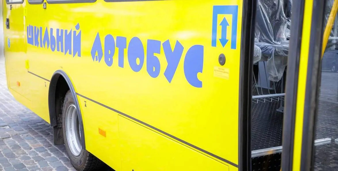 Фото ілюстративне, з відкритого доступу Автопарк закладів освіти Валківської громади розширює можливості для безпечного та комфортного підвезення школярів. Навчальні заклади отримали новий сучасний шкільний автобус, спеціально пристосований для перевезення дітей з обмеженою здатністю до пересування, а вже до кінця літа очікується чергове поповнення спецтранспорту.