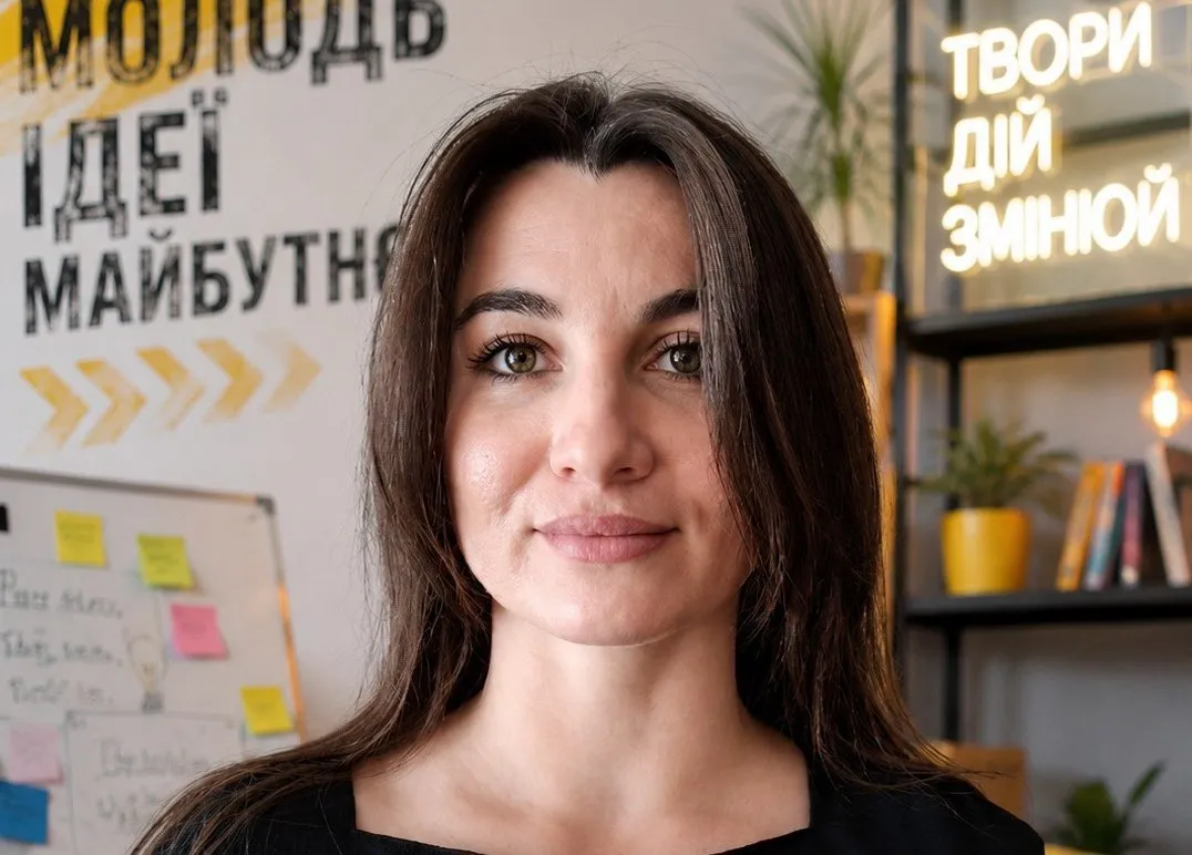Фото Валківської міської ради У Молодіжному центрі Валківської громади — кадрові та змістовні оновлення. Понад місяць установу очолює Альона Гвілава, яка вже залучила нових партнерів, окреслила вектор розвитку та разом із командою активно готується до відзначення Дня молоді.