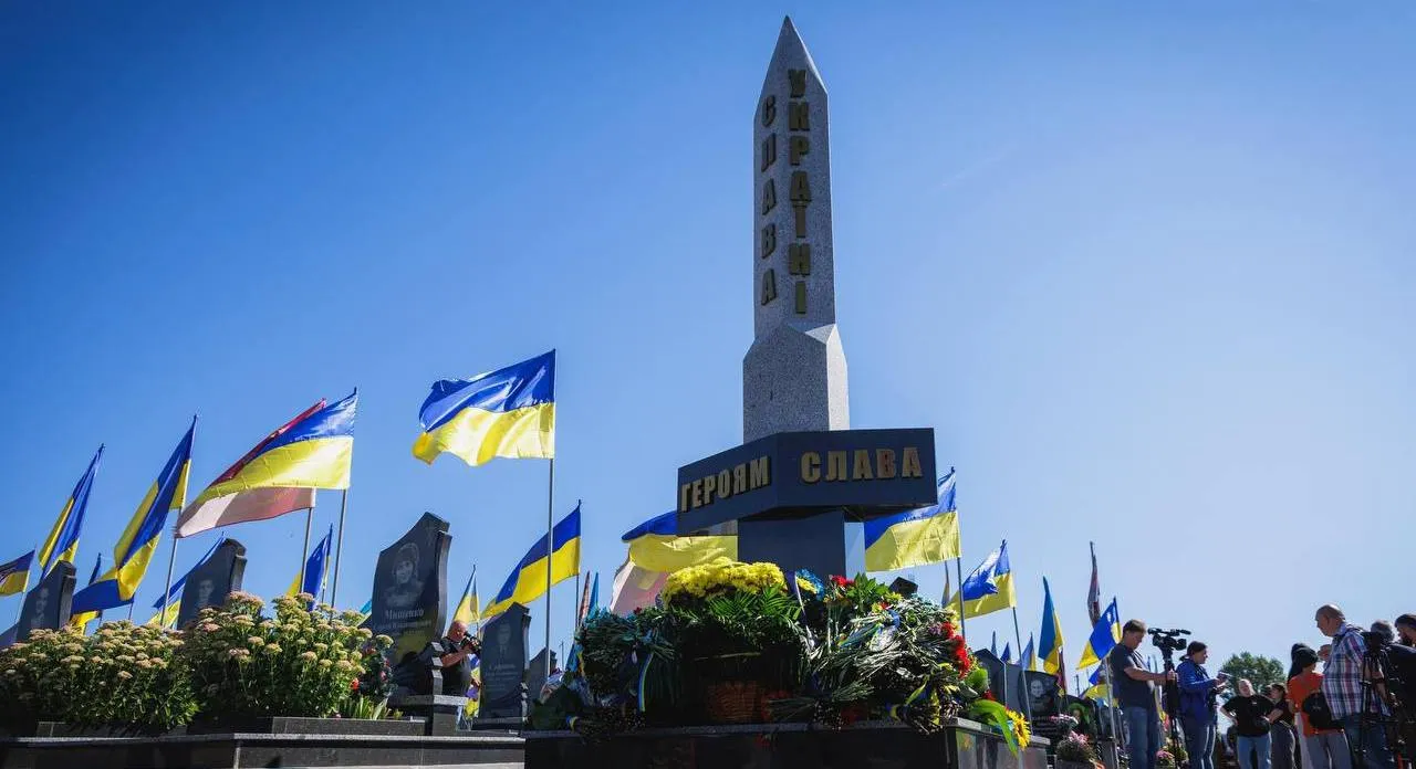 «Харківщина особливо гостро знає ціну свободи», — Олег Синєгубов У День пам’яті Захисників та Захисниць України начальник Харківської ОВА Олег Синєгубов спільно з головою обласної ради Тетяною Єгоровою-Луценко, народними депутатами Вікторією Кінзбурською та Євгеном Пивоваровим, керівництвом Національної поліції та ДСНС, військовими, ветеранами, представниками духовенства, громадськості та рідними полеглих взяли участь у молебні за загиблими Героями.