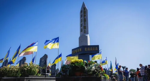 У День пам’яті Захисників та Захисниць України начальник Харківської ОВА Олег Синєгубов спільно з головою обласної ради Тетяною Єгоровою-Луценко, народними депутатами Вікторією Кінзбурською та Євгеном Пивоваровим, керівництвом Національної поліції та ДСНС, військовими, ветеранами, представниками духовенства, громадськості та рідними полеглих взяли участь у молебні за загиблими Героями.