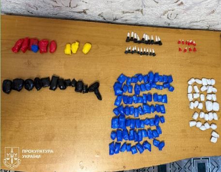 У Берестині на Харківщині чотирьох чоловіків підозрюють у наркоторгівлі на порталі Gromada Group