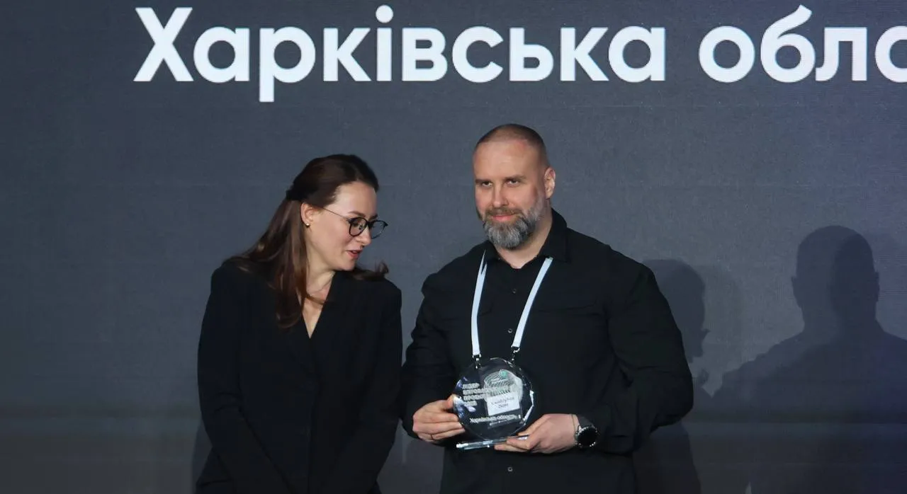 Харківська область отримала відзнаку в номінації «Лідер впровадження проєктів 2025» У межах II Міжнародного форуму згуртованості Прем’єр-міністерка Юлія Свириденко передала для Харківської області відзнаку в номінації «Лідер впровадження проєктів 2025» — за ефективне використання державних та міжнародних інструментів.