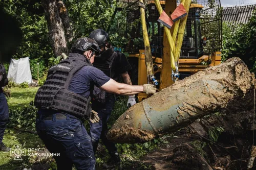Нерозірвану російську авіабомбу дістали сапери з харківського подвір’я на порталі Gromada Group