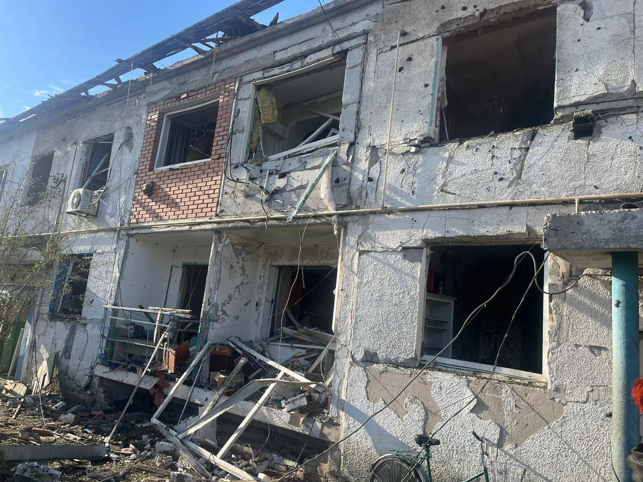 У Золочеві ліквідовують наслідки російської ракетної атаки. Фото: Віктор Коваленко Росія вдарила ракетами по Золочеву: пошкоджено понад 30 будинків на порталі Gromada Group