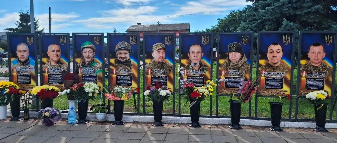 У Валках відбулася пам’ятна церемонія, яка об’єднала усю громаду. На Алеї Пам’яті, де відтепер увічнено подвиг уже 160 місцевих Захисників, відкрили нові стели на честь дев'яти полеглих воїнів та передали високі державні нагороди  рідним загиблих.