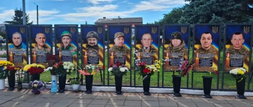 У Валках відбулася пам’ятна церемонія, яка об’єднала усю громаду. На Алеї Пам’яті, де відтепер увічнено подвиг уже 160 місцевих Захисників, відкрили нові стели на честь дев'яти полеглих воїнів та передали високі державні нагороди  рідним загиблих.