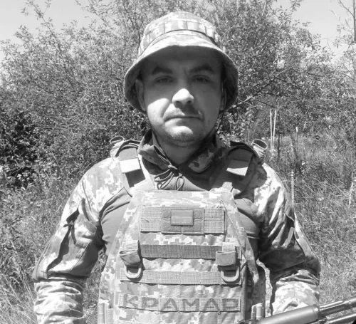 Дергачівська громада попрощалася зі своїм земляком, 38-річним солдатом 127-ї окремої важкої механізованої бригади ЗСУ Сергієм Крамаренком. Захисник загинув 18 жовтня 2025 року під час ворожого обстрілу поблизу Куп’янська.