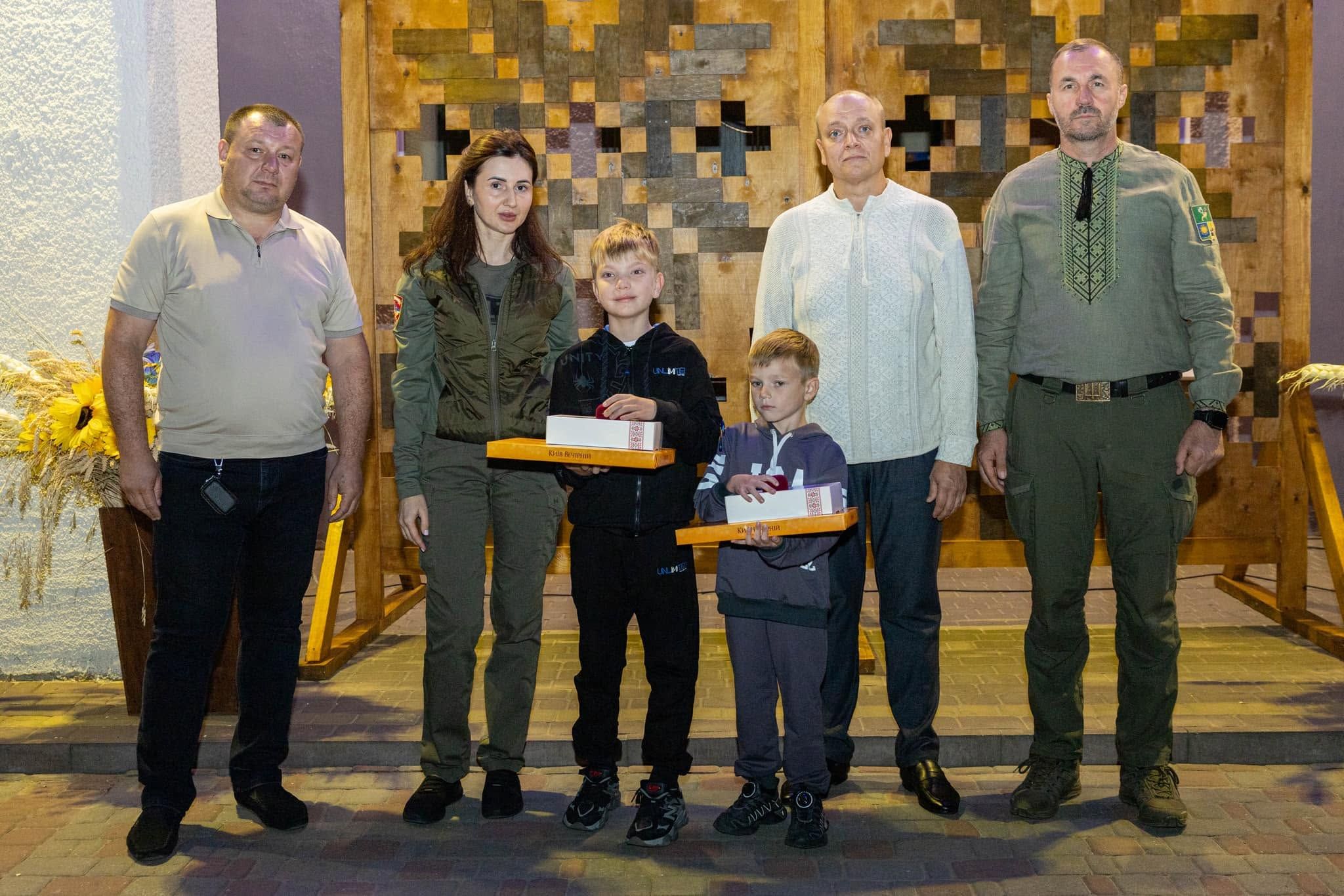 Пам’ятні срібні обереги вручили дітям загиблих Героїв у Нововодолазькій громаді - фото 4