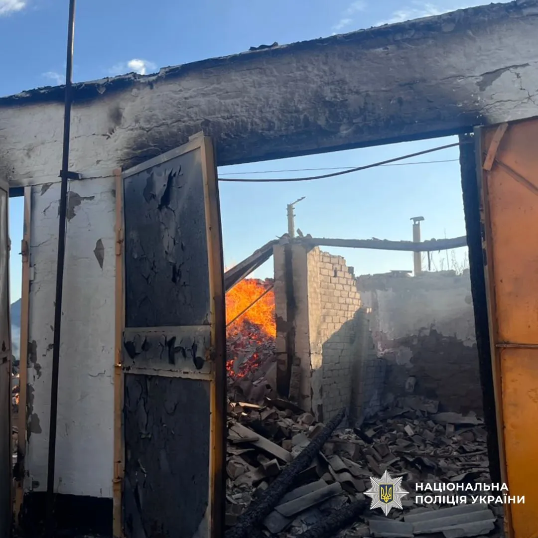 Ілюстративне фото / джерело: Національна поліція України Приватний будинок у Черкаських Тишках пошкоджено внаслідок влучання російського БПЛА: виникла пожежа на порталі Gromada Group