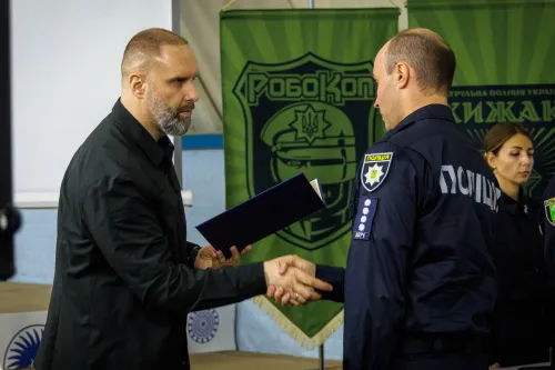 Патрульна поліція, чиї «Робокопи» нищать ворога на Липецькому відтинку, відзначила 11 років служби на Харківщині: Синєгубов вручив нагороди на порталі Gromada Group