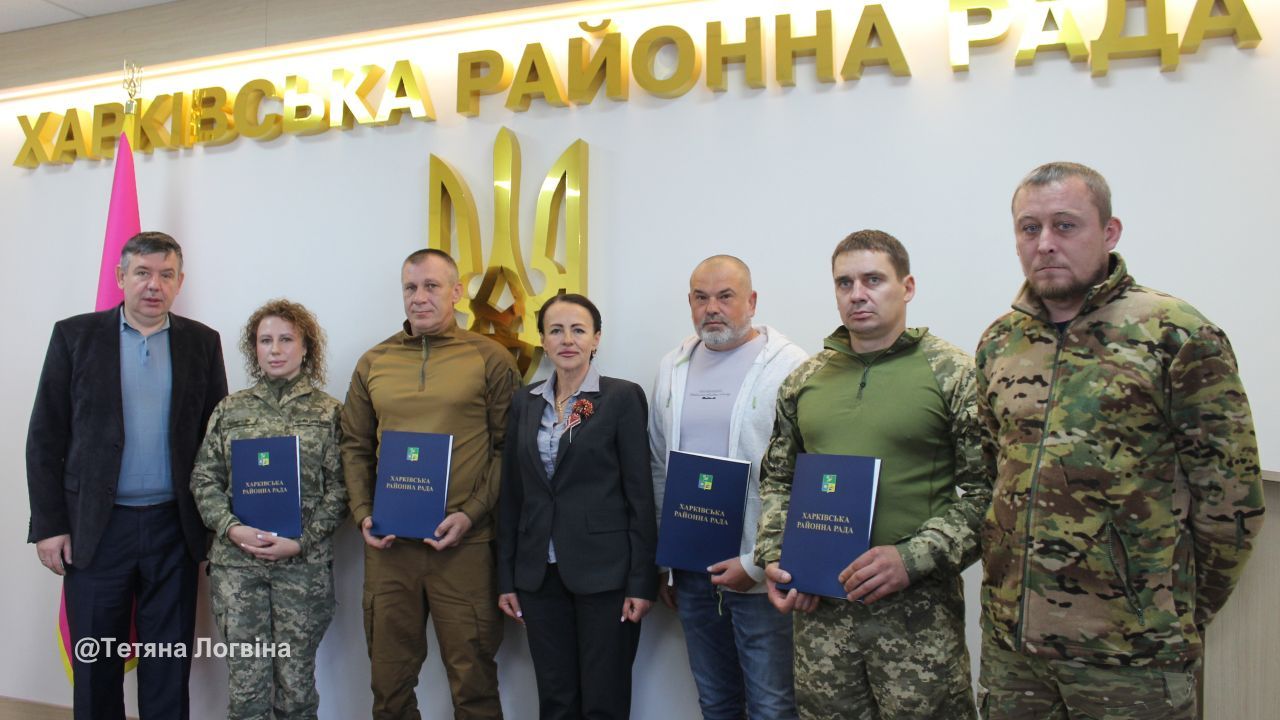 Військових зі Зміївської громади відзначили у Харківській районній раді - фото 1