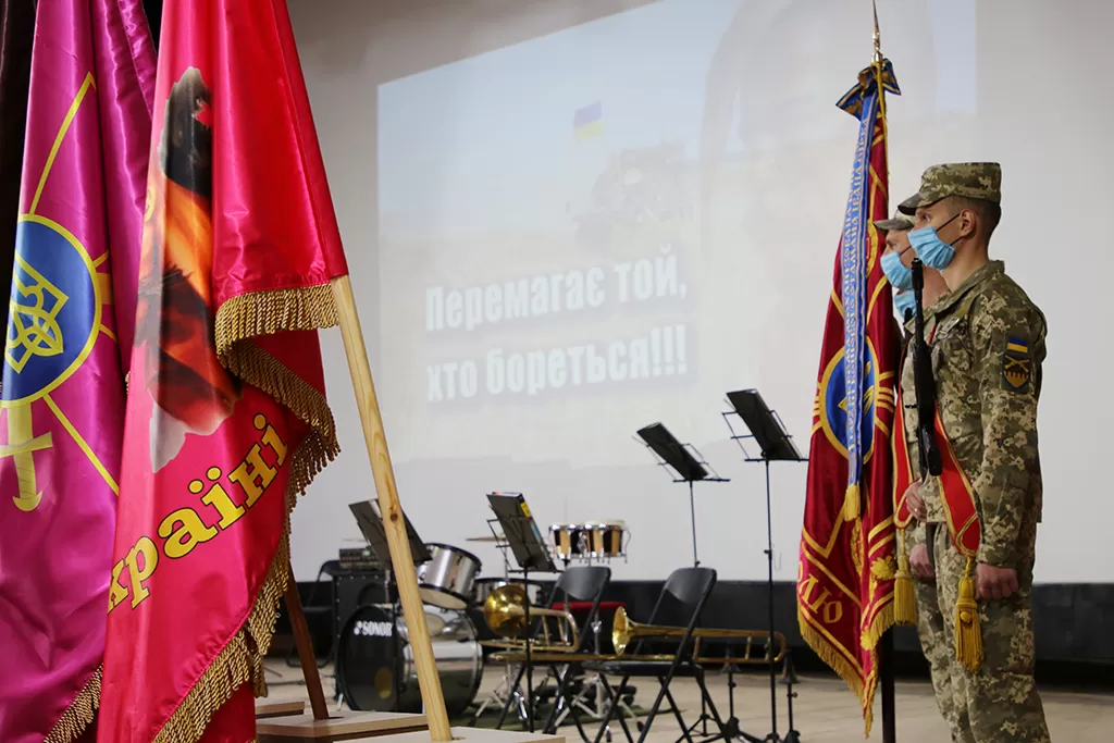 Спочатку військовослужбовці, а також ветерани 92-ї окремої механізованої бригади ім. кошового отамана Івана Сірка, волонтери, керівництво Чугуївського району та м. Чугуєва поклали квіти до меморіалу на честь 64-х загиблих на сході держави бійців бригади, вшанували побратимів хвилиною мовчання.