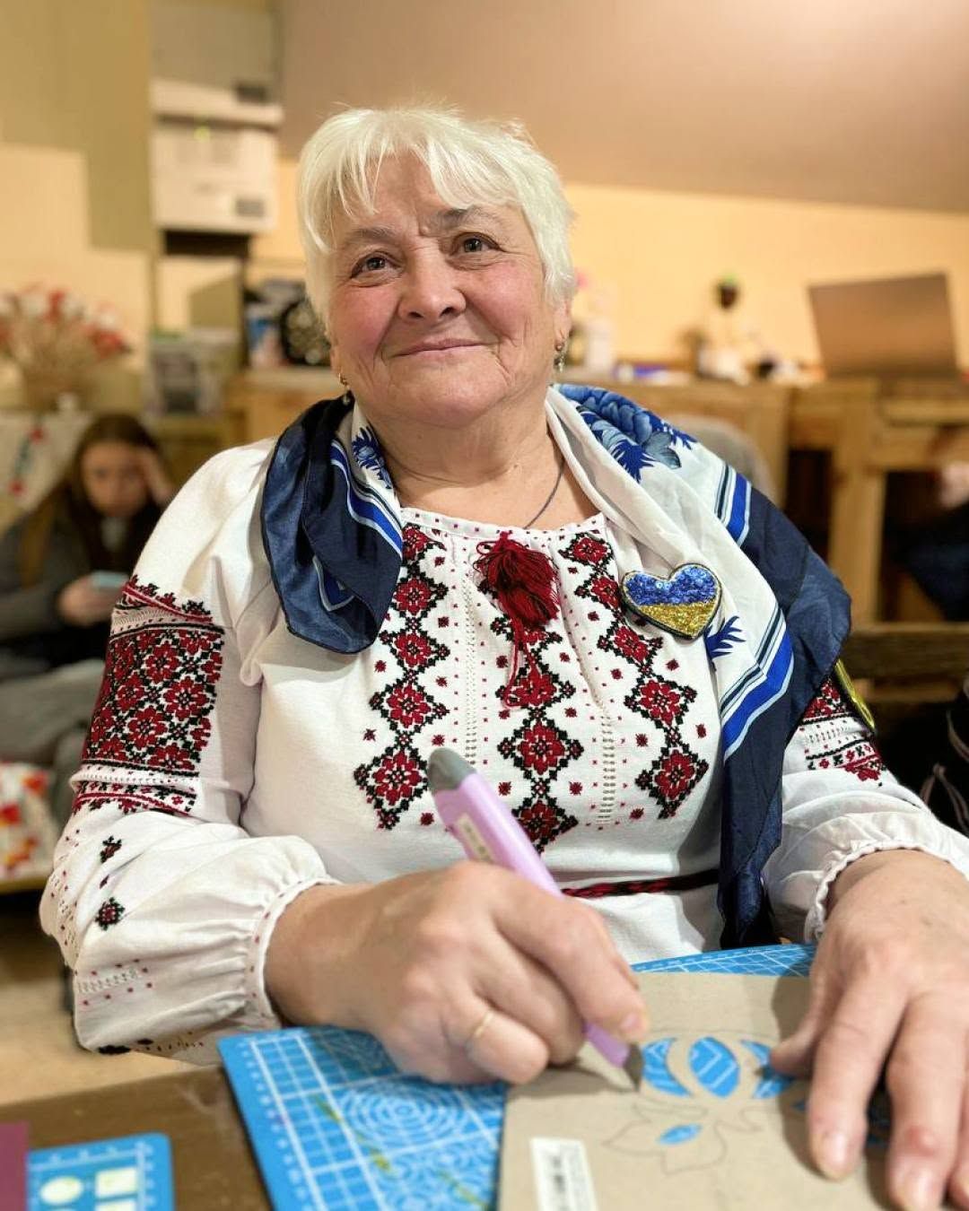 Витинанки з гарбузом і народні пісні: у Просторі Липецької громади захід до Дня української писемності та мови провів «Карітас Харків» - фото 4
