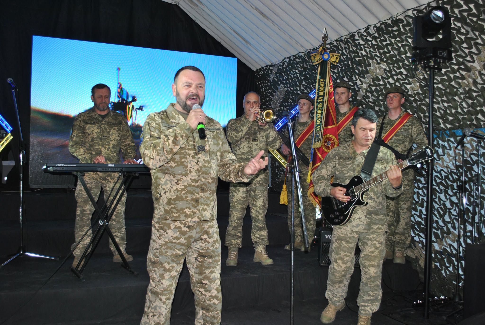 Незламна опора й гордість: очільниця Чугуєва Галина Мінаєва привітала 92-гу ОШБр із 26-ю річницею - фото 5