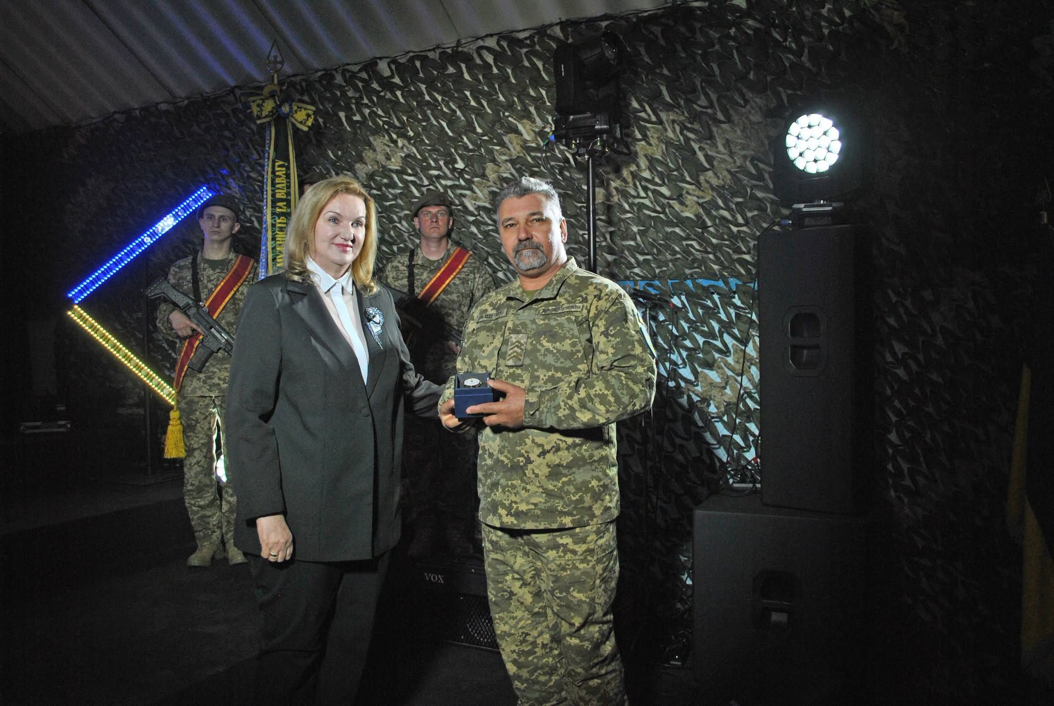 Незламна опора й гордість: очільниця Чугуєва Галина Мінаєва привітала 92-гу ОШБр із 26-ю річницею - фото 3